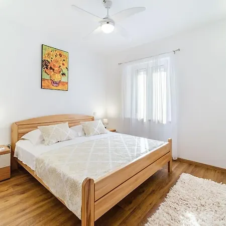 Peters Apartman Sutivan